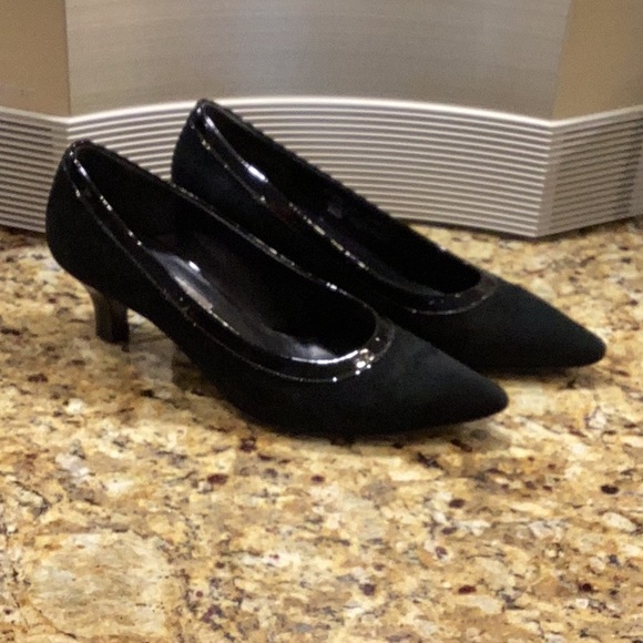 Gabor suede leather with patent leather trim kitten heel - Picture 2 of 6